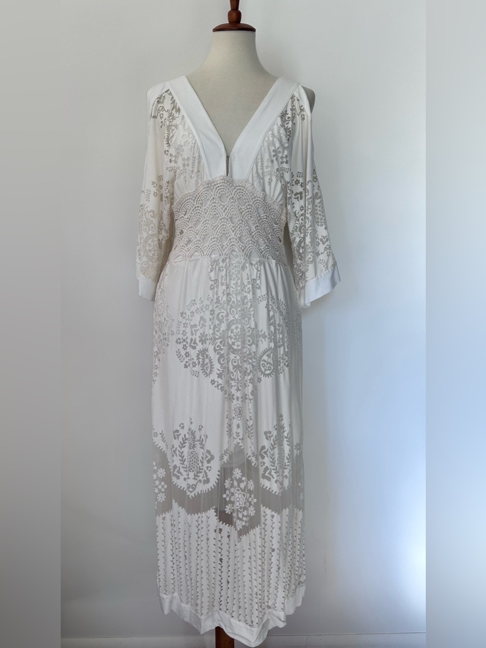 Gorgeous FARM Rio White Embroidered V-Neck Midi Dress